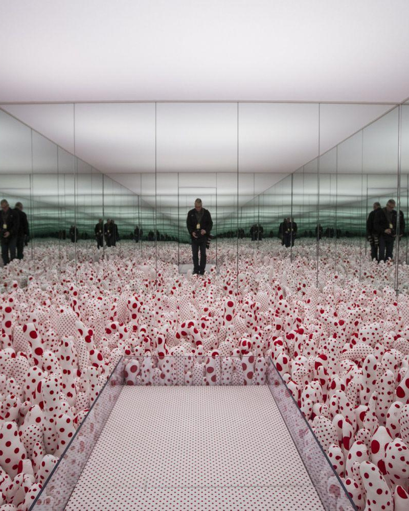 Yayoi Kusama's Infinity Mirror Room, Phalli's Field, used as an analogy for repeated CMO changes within an unchanged organisational system.